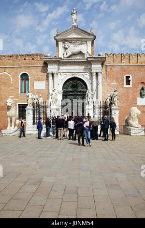 Les touristes à l'extérieur de l'Arsenale - Arsenale di Venezia, Venise, Vénétie, Italie Banque D'Images