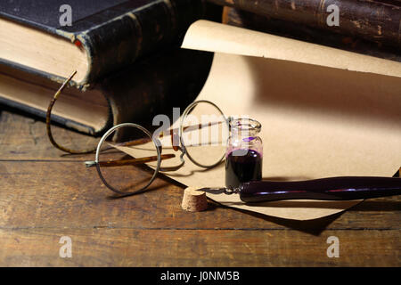 Vintage still life avec encrier et plume près de faire défiler et de livres Banque D'Images