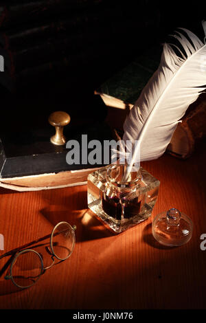 Vintage still life. Ancien encrier avec plume près de spectacles Banque D'Images