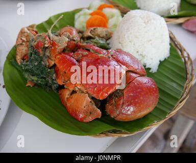 Plateau de cocotiers géants géant cuit crabe de cocotier avec une portion de riz et salade Banque D'Images