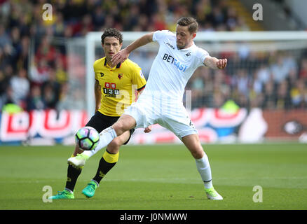 Swansea City's Gylfi Sigurdsson (à droite) en action avec Watford's Daryl Janmaat au cours de la Premier League match à Vicarage Road, Watford. Banque D'Images