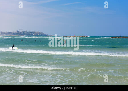 Le kitesurf avec l'homme de la ville en arrière-plan de Jaffa - 4 avril 2017, Tel Aviv-Jaffa, Israël Banque D'Images