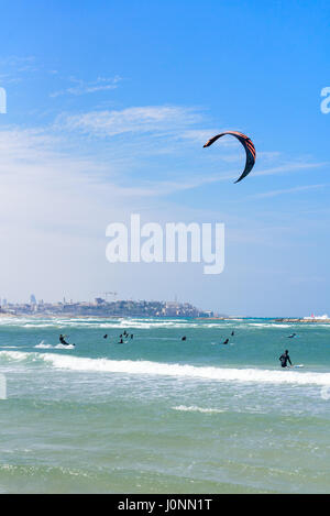 Le kitesurf avec l'homme de la ville en arrière-plan de Jaffa - 4 avril 2017, Tel Aviv-Jaffa, Israël Banque D'Images