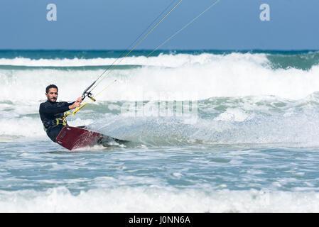 Homme kitesurf - 4 avril 2017, Tel Aviv-Jaffa, Israël Banque D'Images