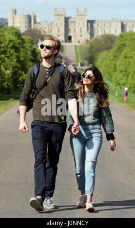 Un couple se promener le long de la Longue Marche dans Windsor Great Park , Berkshire, pendant le congé de Pâques. Banque D'Images