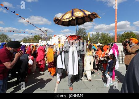 Le Guru Granth Sahib, le livre saint des sikhs, est transférée dans le Gurdwara Guru Nanak Darbar à Gravesend, Kent, à la suite de l'Nagar Kirtan au cours de la procession du festival Sikh de Vaisakhi. Banque D'Images