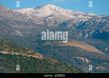 Dans les montagnes du Monténégro dans la neige, près de la côte. Budva. Lovcen. Banque D'Images