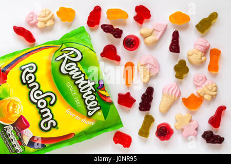 Sachet de Rowntree's figures tirées au sort des bonbons aux fruits, gelées aromatisées, ouvert et matières ensemble renversé sur fond blanc Banque D'Images