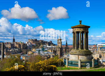 Avis de Dugald Stewart monument sur Calton Hill et les toits d'Édimbourg, Écosse Banque D'Images