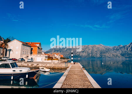 Phare noir et blanc dans la mer. Prcanj, baie de Kotor, Monténégro. Banque D'Images