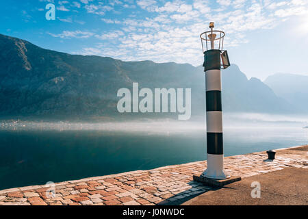 Phare noir et blanc dans la mer. Prcanj, baie de Kotor, Monténégro. Banque D'Images