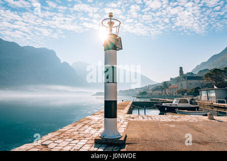 Phare noir et blanc dans la mer. Prcanj, baie de Kotor, Monténégro. Banque D'Images