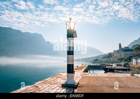 Phare noir et blanc dans la mer. Prcanj, baie de Kotor, Monténégro. Banque D'Images