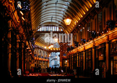 Adoption et boutiques à l'intérieur de Leadenhall Market, marché populaire de Londres qui a été construite au 19ème siècle. Banque D'Images