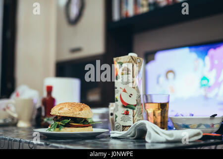 Burger fait maison sur la table. Burger fait avec leurs propres mains. Banque D'Images