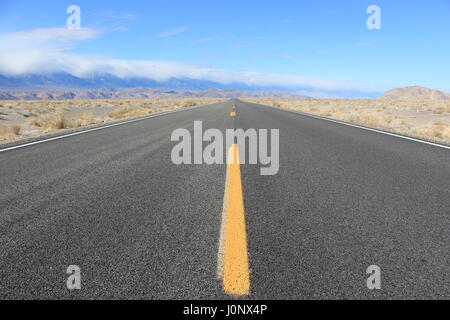 Voyage sans fin qui ne mène nulle part en plein milieu de la Death Valley désert près de la frontière California-Nevada, USA. Banque D'Images