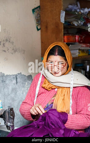 Femme indienne locale travaillant comme couturière, la couture dans une boutique de tailleur à Pragpur, un village historique en Kagra district, Himachal Pradesh, Inde Banque D'Images