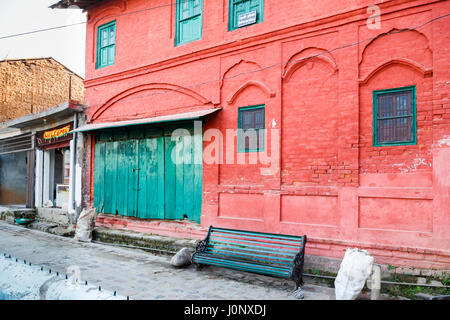 Painted Red Brick Warehouse building green avec portes en bois délabrées, Pragpur, un village historique en Kagra district, Himachal Pradesh, Inde Banque D'Images