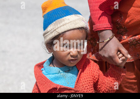 BADRINATH - Inde, 5 juin - un jeune enfant à Badarinath en Inde du Nord le 5 juin 2013 Banque D'Images