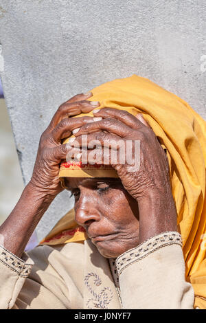 BADRINATH - Inde, 5 juin - une vieille femme pèlerin au temple de Badarinath en Inde du Nord le 5 juin 2013 Banque D'Images