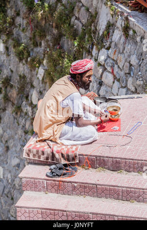 BADRINATH - Inde, 5 juin - Un sadhu vend perles sainte sur les marches près du temple de Badarinath en Inde du Nord le 5 juin 2013 Banque D'Images