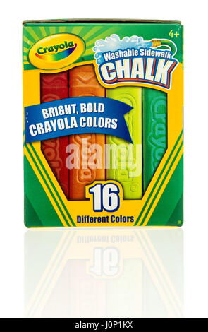 Winneconne, WI - 29 mars 2017 : une boîte de Crayola craies de trottoir sur une base isolée. Banque D'Images