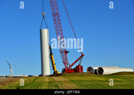 Pour le tour en cours d'installation d'éoliennes pour produire de l'énergie renouvelable propre. Banque D'Images