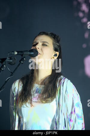 Le groupe islandais de monstres et les hommes avec le chanteur Nanna Bryndís Hilmarsdóttir produisent sur la scène John Peel du festival de Glastonbury au Banque D'Images