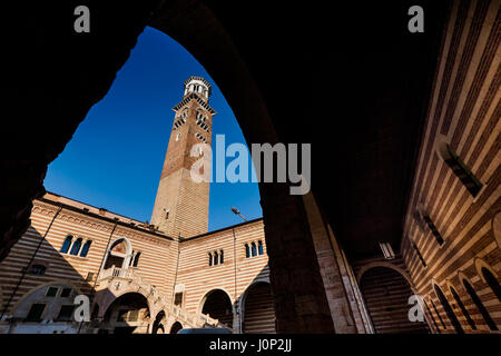 Vérone, Italie - Lamberti Tower dans la cour de Palais de la raison, le Palazzo della Ragione à Vérone Banque D'Images