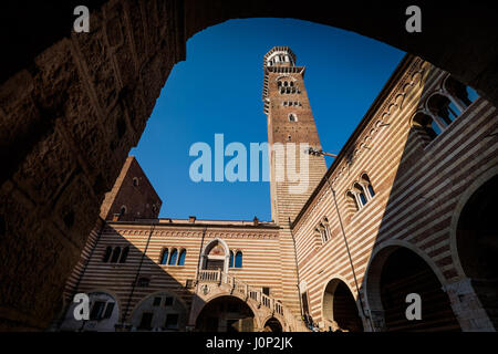 Vérone, Italie - Lamberti Tower dans la cour de Palais de la raison, le Palazzo della Ragione à Vérone Banque D'Images