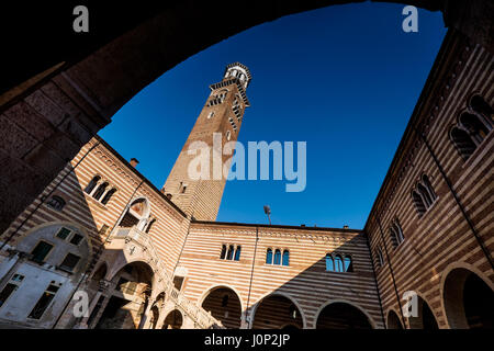 Vérone, Italie - Lamberti Tower dans la cour de Palais de la raison, le Palazzo della Ragione à Vérone Banque D'Images