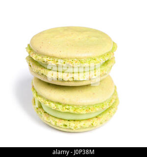 Délicieux macarons isolé sur fond blanc Banque D'Images