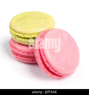 Délicieux macarons en deux couleurs isolé sur fond blanc Banque D'Images