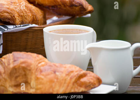 Du café, du lait et des croissants dans la nature Banque D'Images