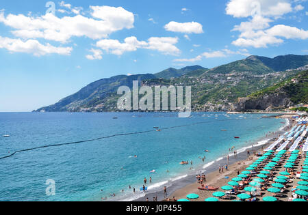 Tourisme plage. Maiori, Côte Amalfitaine, Campanie, Italie. Banque D'Images