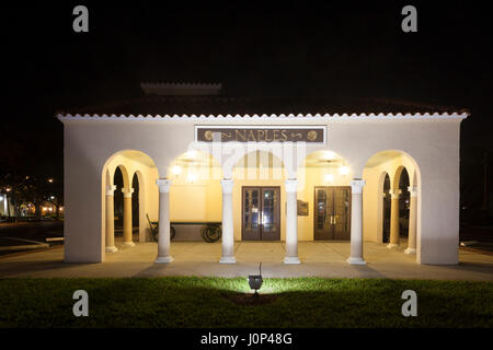 Naples, FL, USA - Le 21 mars 2017 : Le dépôt de Naples et train museum est éclairée la nuit. Florida, United States Banque D'Images