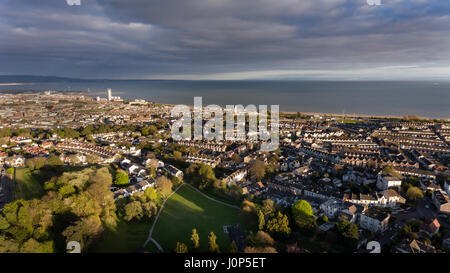 Editorial Swansea, Royaume-Uni - 13 avril 2017 : une vue de l'Est et la Baie de Swansea, à l'égard de Port Talbot Cwmdonkin Park dans la zone des Hautes Terres Banque D'Images