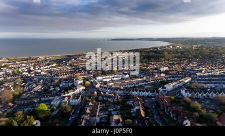 Editorial Swansea, Royaume-Uni - 13 avril 2017 : une vue de l'Ouest et la Baie de Swansea, vers le Mumbles à Cwmdonkin Park de dans le domaine des hautes terres Banque D'Images