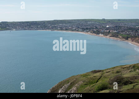 Vues du haut de falaises Ballard sur la baie de Swanage Banque D'Images