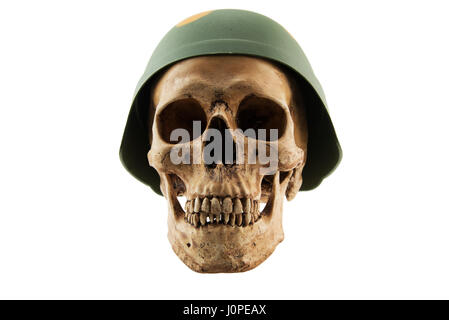 Crâne humain dans le soldat casque sur fond isolé blanc,Concept avec Halloween Banque D'Images