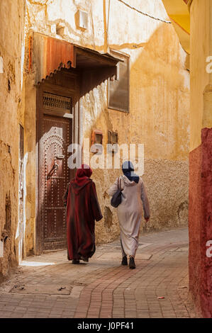 MEKNES, MAROC - 18 février 2017 : Femmes non identifiées de marcher dans la rue de Meknès, Maroc. Meknès est l'une des quatre villes impériales du Maroc Banque D'Images