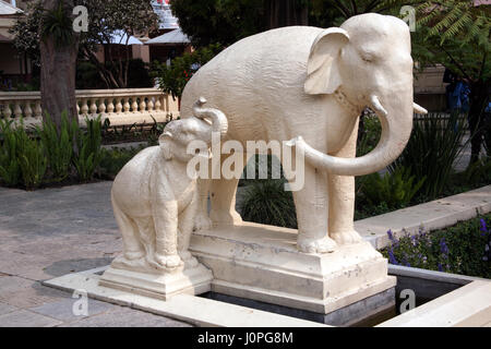 Mère et bébé éléphant statue dans le jardin des rêves, Kaiser Mahal, Thamel, Katmandou, Népal Banque D'Images