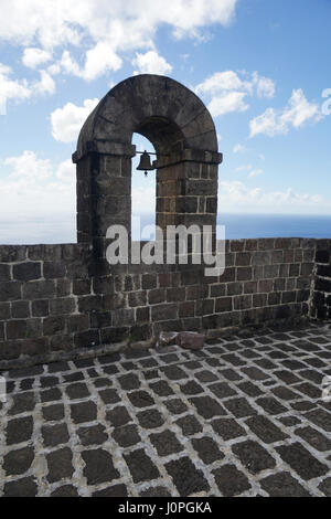 Une partie de la forteresse de Brimstone Hill mur avec une cloche arch, Saint Kitts et Nevis.