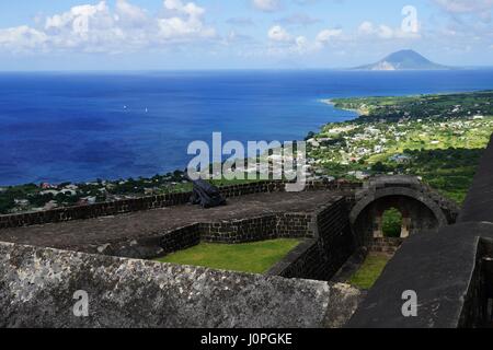 Une vue sur Saint Christophe et Saint Eustache Îles aux fortifications de la forteresse de Brimstone Hill sur l'avant-plan sur une journée ensoleillée. Banque D'Images