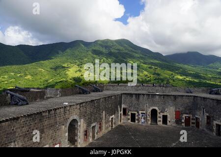 Une vue sur Saint-christophe-collines avec des fortifications de la forteresse de Brimstone Hill sur l'avant-plan sur une journée ensoleillée. Banque D'Images