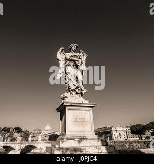 Angel avec les Whips sur le Ponte Sant'Angelo à Rome, Italie Banque D'Images