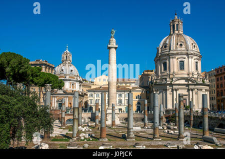 Forums Impériaux avec la colonne de Trajan et l'Église Santissimo Nome di Maria, Rome, Italie, Europe Banque D'Images