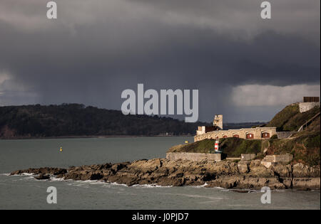 Pluie et nuage de pluie sur une presqu'île verte Banque D'Images