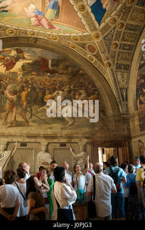 Les touristes visitant Prix de peinture Signatures par Raphaël au Vatican. Rome Banque D'Images