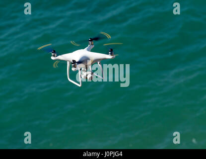 Drone volant bas au-dessus de l'eau stationnaire Banque D'Images